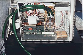 Die K�hlschl�uche leiten die W�rme aus dem Rechner